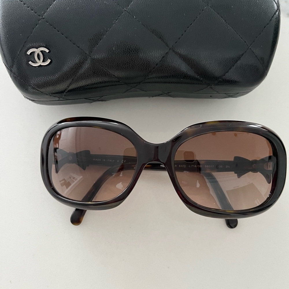 Chanel bow sunglasses comes with case and box